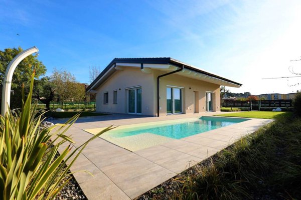 casa indipendente in vendita a Lonato del Garda in zona Bettola