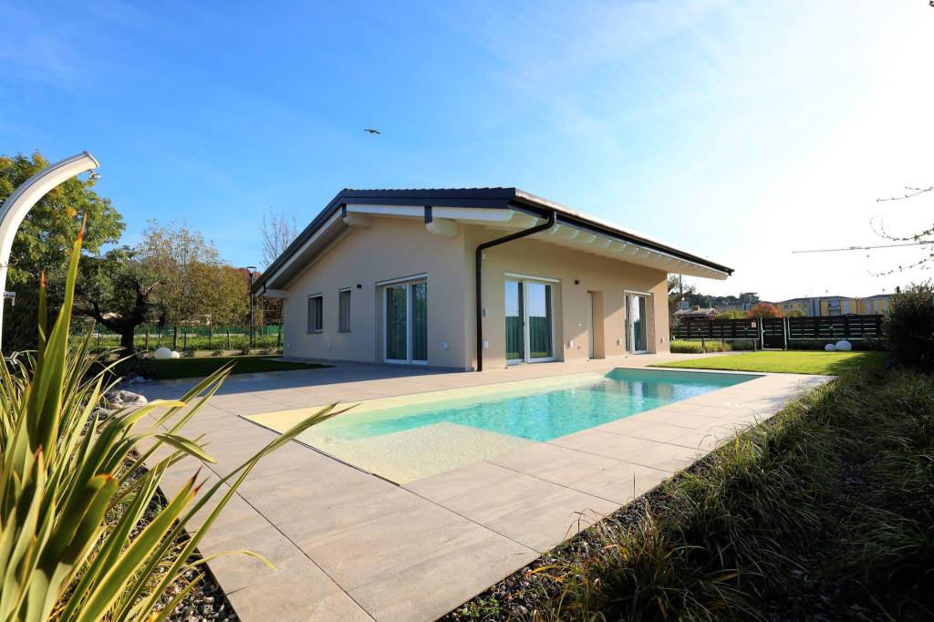 casa indipendente in vendita a Lonato del Garda in zona Sedena