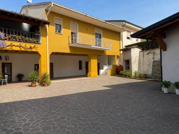 casa indipendente in vendita a Lonato del Garda in zona Malocco