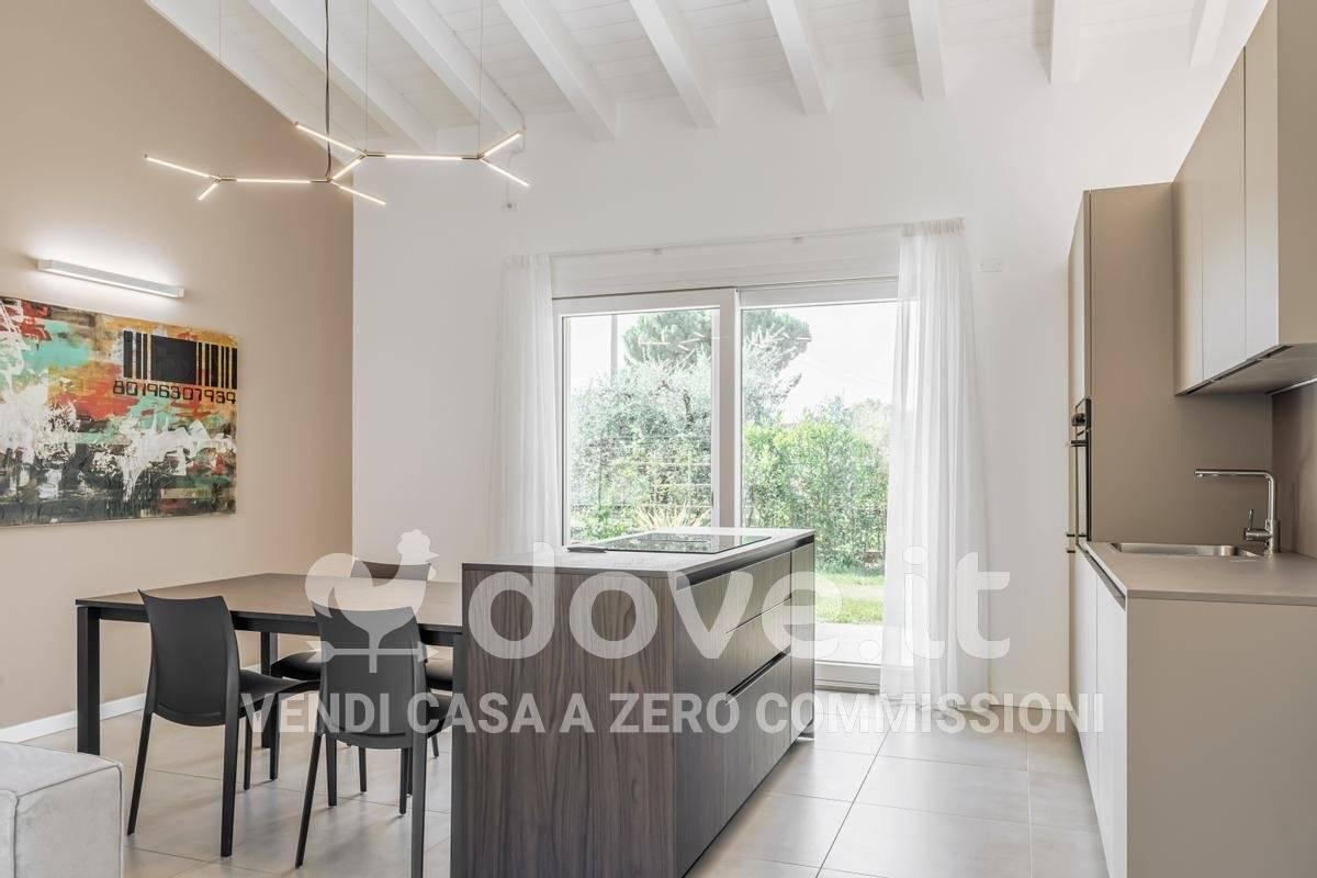 casa indipendente in vendita a Lonato del Garda in zona Sedena