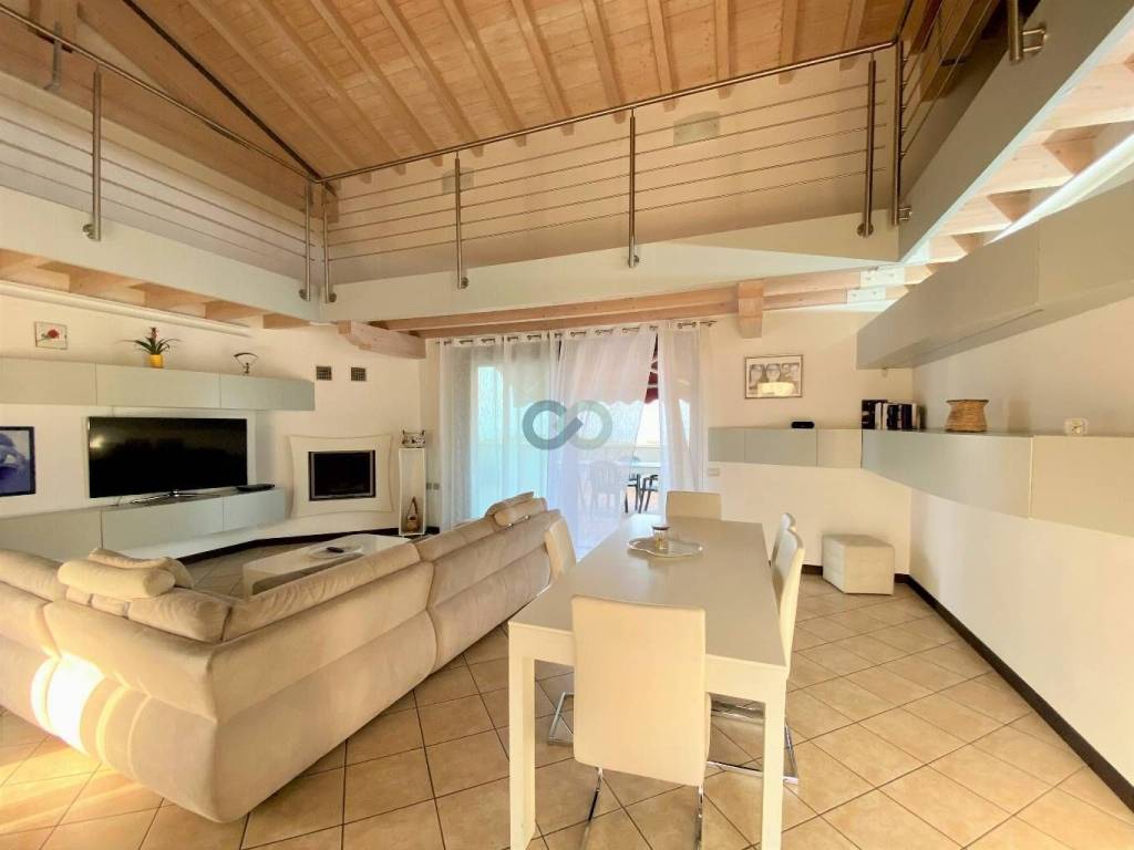 casa indipendente in vendita a Lonato del Garda in zona Barcuzzi