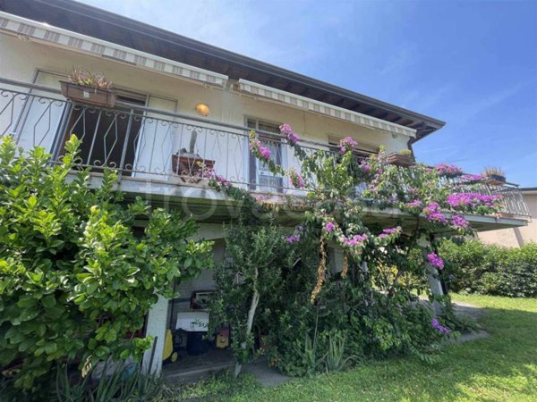 casa indipendente in vendita a Lonato del Garda in zona Barcuzzi