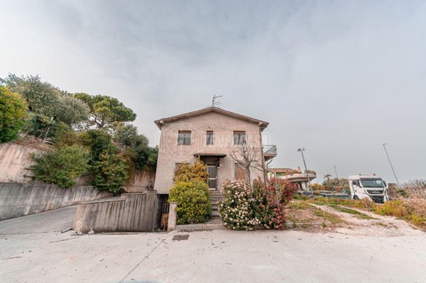 casa indipendente in vendita a Lonato del Garda in zona Barcuzzi