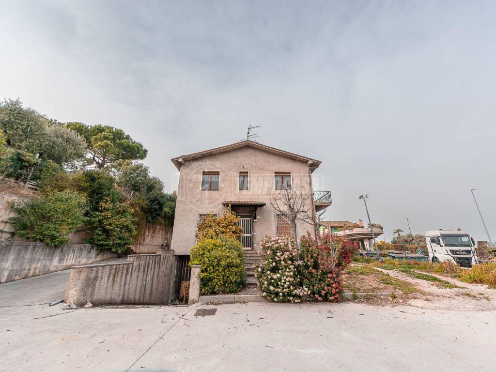 casa indipendente in vendita a Lonato del Garda in zona Barcuzzi