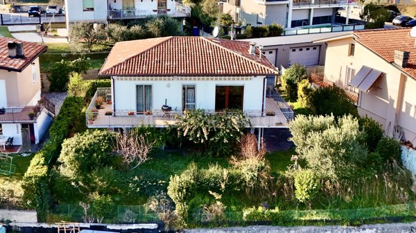 casa indipendente in vendita a Lonato del Garda in zona Barcuzzi
