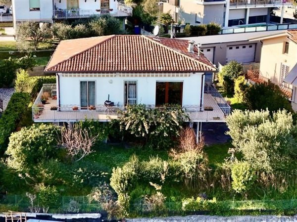 casa indipendente in vendita a Lonato del Garda in zona Barcuzzi