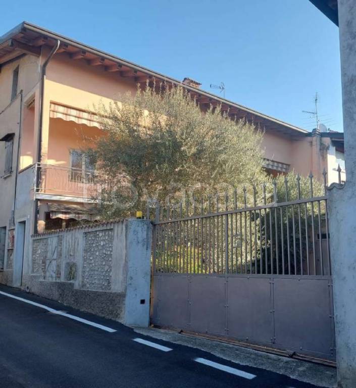 casa indipendente in vendita a Lonato del Garda in zona Esenta