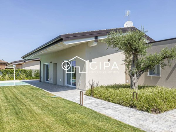 casa indipendente in vendita a Lonato del Garda in zona Sedena
