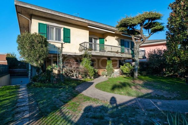 casa indipendente in vendita a Lonato del Garda