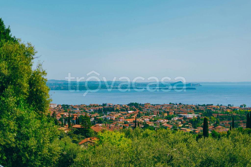 casa indipendente in vendita a Lonato del Garda in zona Barcuzzi