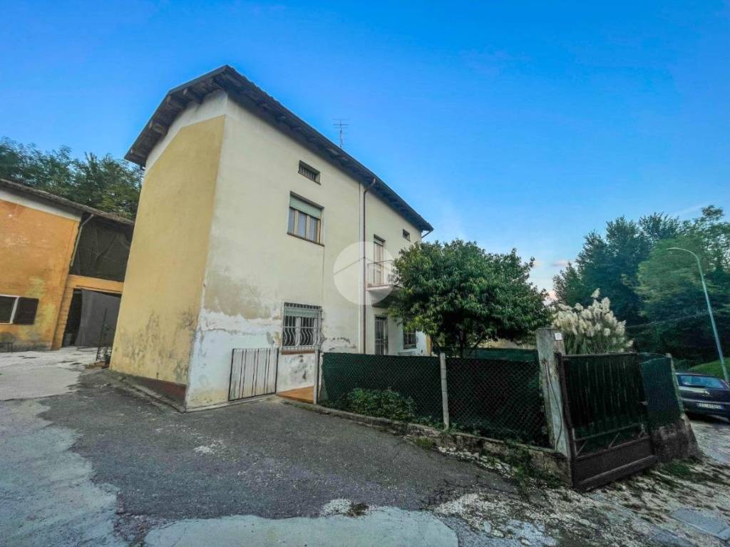 casa indipendente in vendita a Lonato del Garda in zona San Cipriano