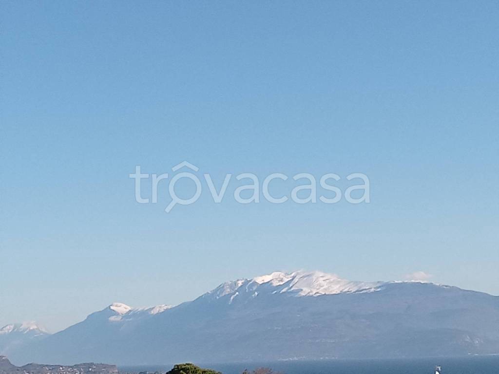 casa indipendente in vendita a Lonato del Garda in zona Barcuzzi