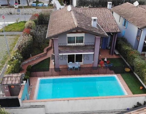 casa indipendente in vendita a Lonato del Garda in zona Barcuzzi
