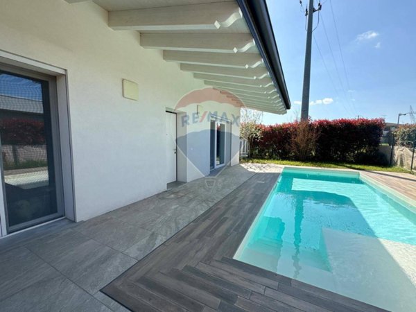 casa indipendente in vendita a Lonato del Garda in zona Centenaro