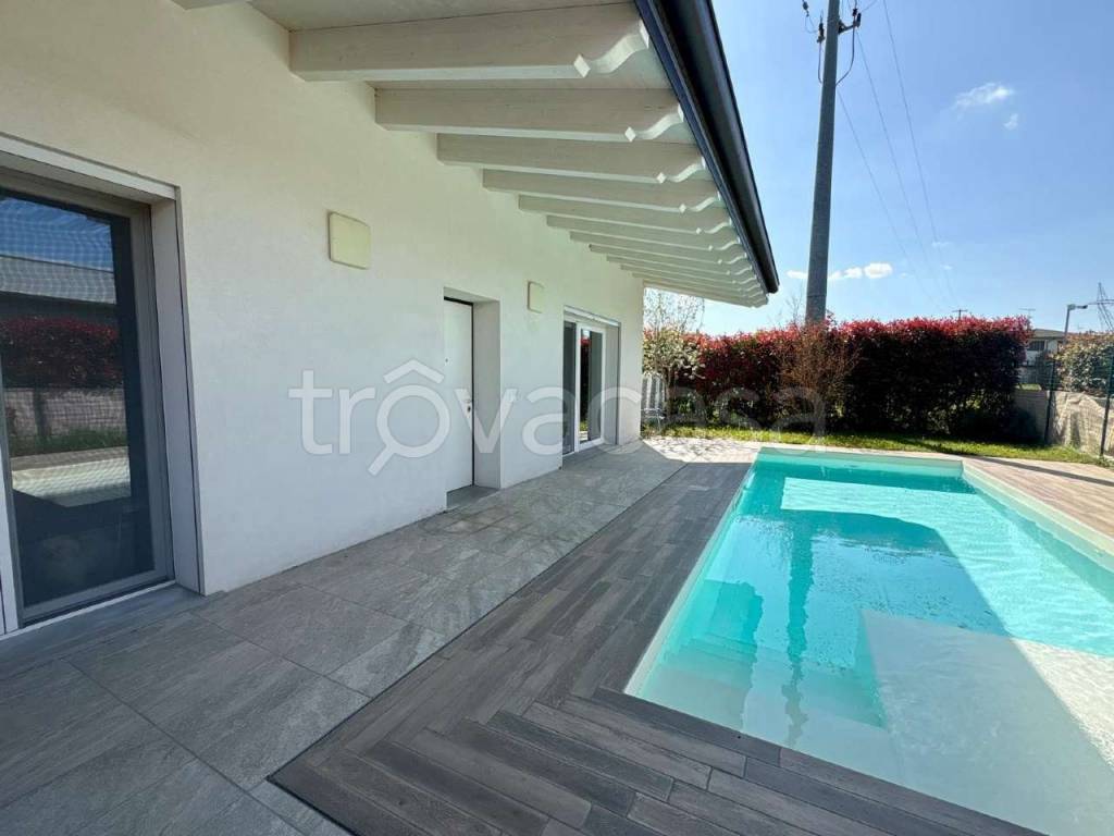 casa indipendente in vendita a Lonato del Garda in zona Centenaro
