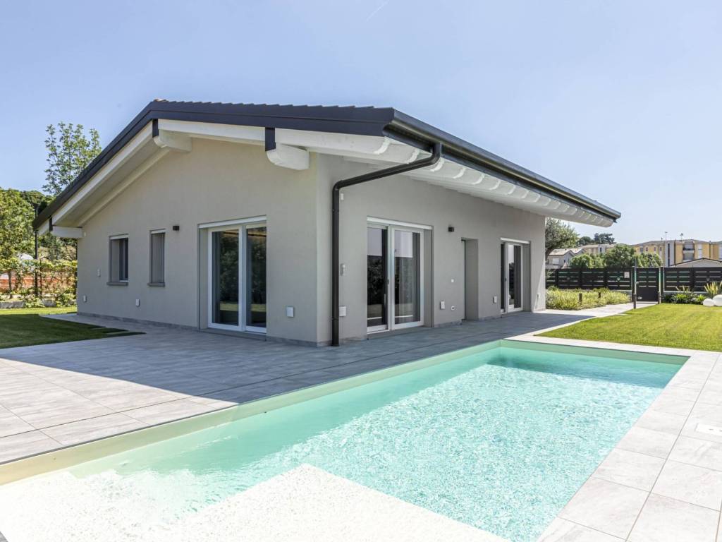 casa indipendente in vendita a Lonato del Garda in zona Sedena