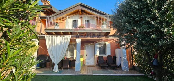 casa indipendente in vendita a Lonato del Garda in zona Cominello