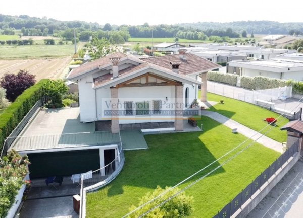 casa indipendente in vendita a Lonato del Garda
