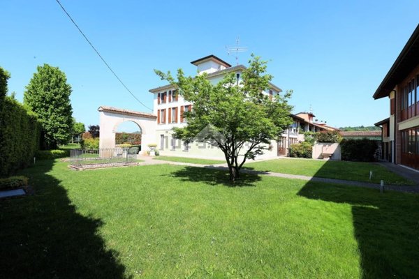 casa indipendente in vendita a Lonato del Garda in zona Cominello