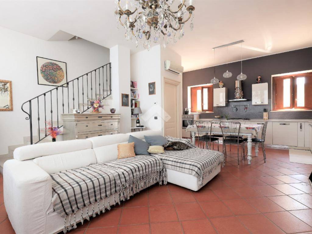 casa indipendente in vendita a Lonato del Garda in zona Cominello