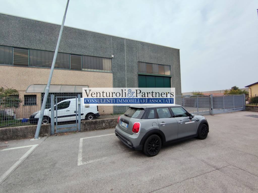 locale commerciale in vendita a Lonato del Garda