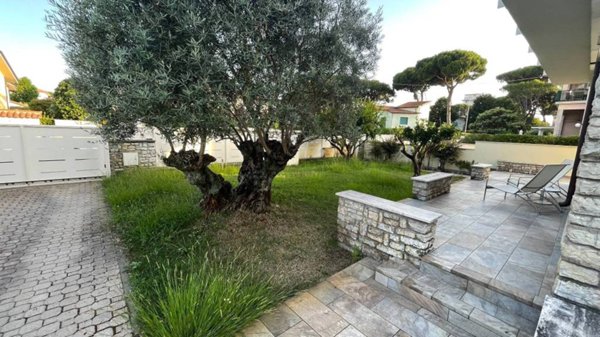 casa indipendente in vendita a Lonato del Garda in zona Lido
