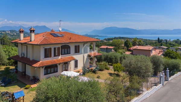 casa indipendente in vendita a Lonato del Garda in zona Barcuzzi