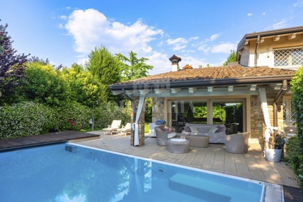 casa indipendente in vendita a Lonato del Garda in zona Barcuzzi