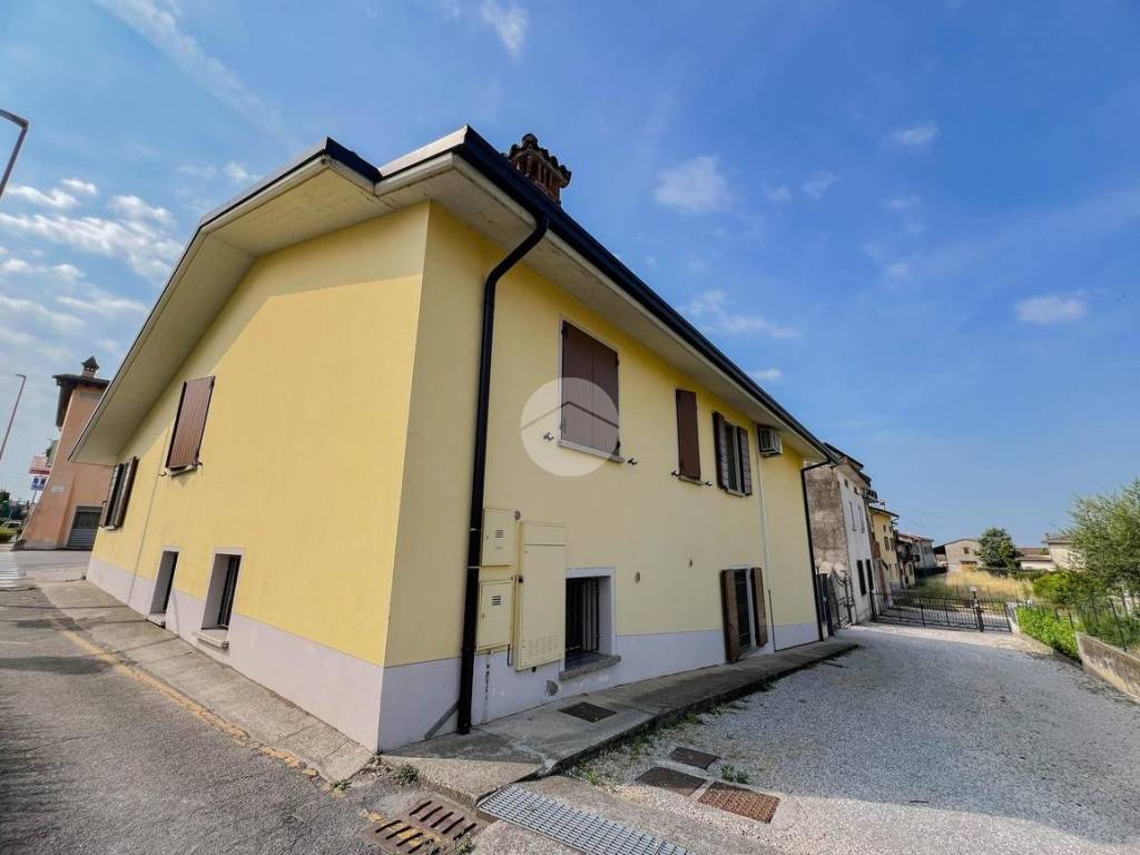 casa indipendente in vendita a Lonato del Garda in zona Sedena