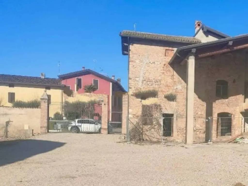 casale in vendita a Lonato del Garda in zona Esenta