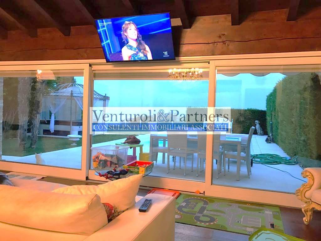 casa indipendente in vendita a Lonato del Garda in zona Barcuzzi
