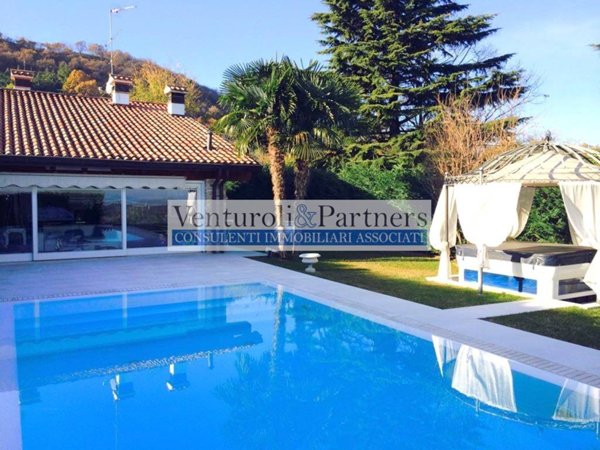 casa indipendente in vendita a Lonato del Garda in zona Barcuzzi