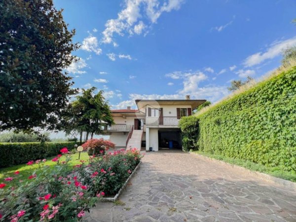 casa indipendente in vendita a Lonato del Garda in zona Centenaro