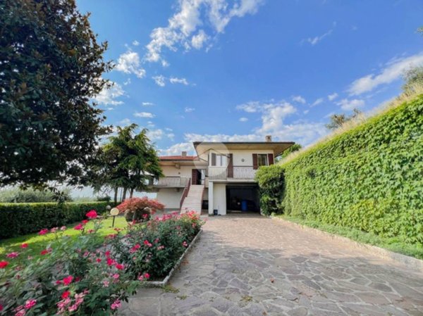 casa indipendente in vendita a Lonato del Garda in zona Centenaro