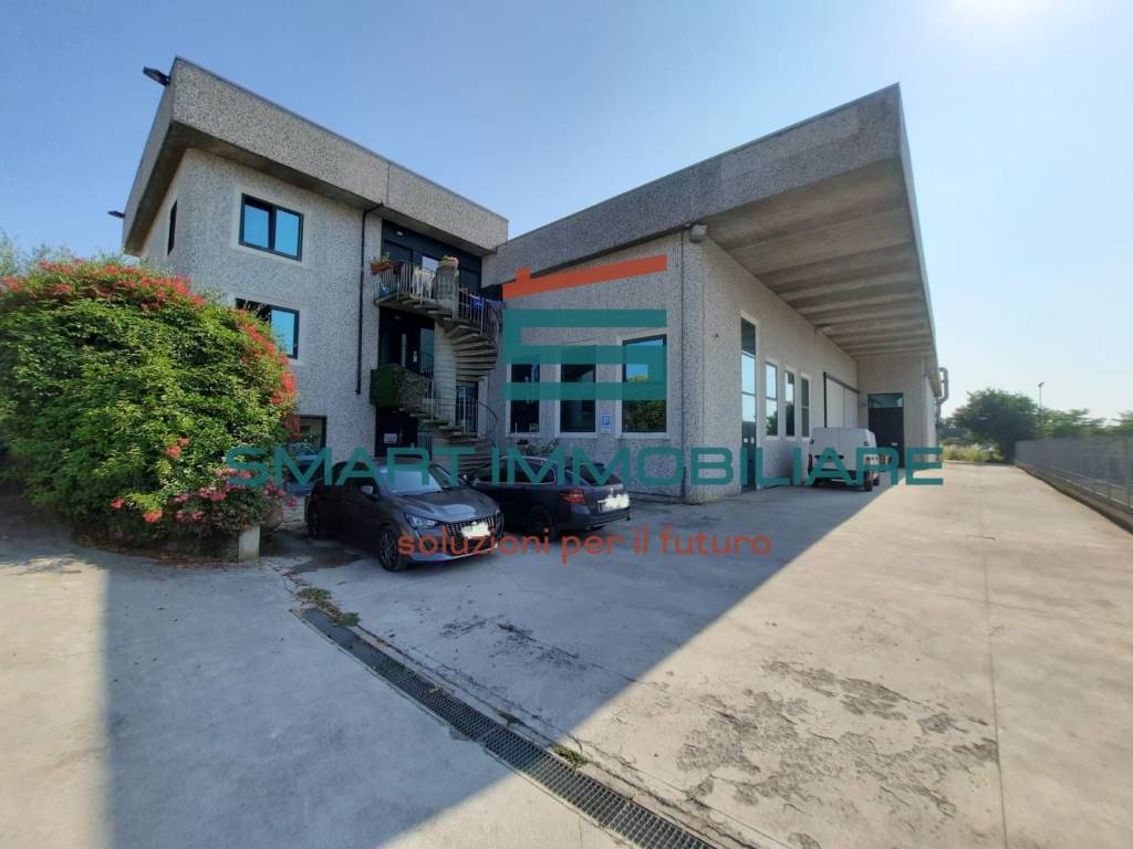 locale commerciale in vendita a Lonato del Garda