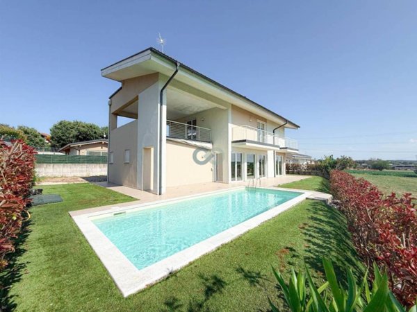 casa indipendente in vendita a Lonato del Garda in zona Castel Venzago