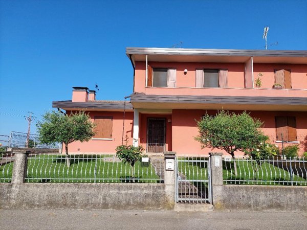 casa indipendente in vendita a Lonato del Garda in zona Esenta