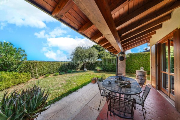 casa indipendente in vendita a Lonato del Garda in zona Barcuzzi