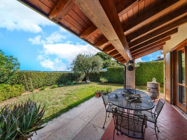 casa indipendente in vendita a Lonato del Garda in zona Barcuzzi