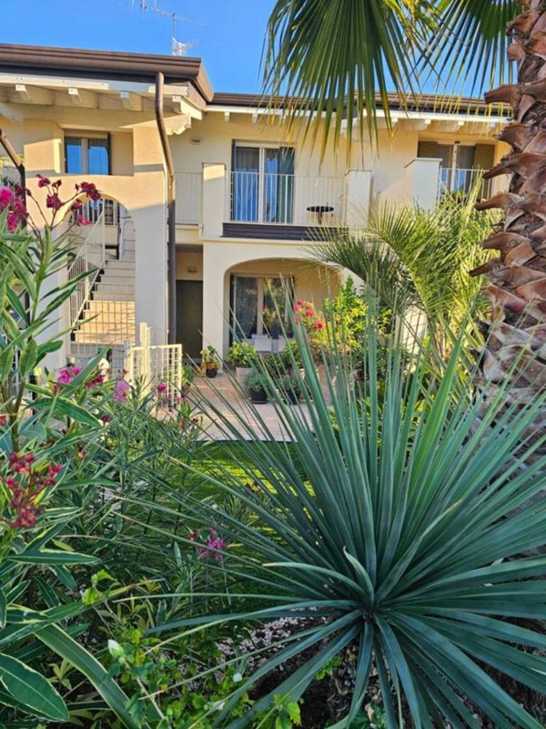 casa indipendente in vendita a Lonato del Garda in zona Sedena