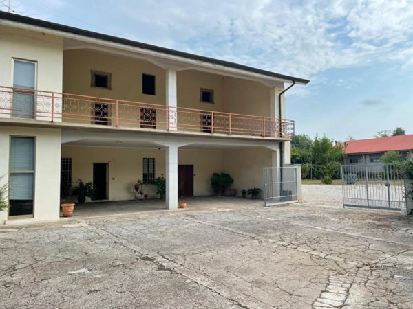 casa indipendente in vendita a Lonato del Garda