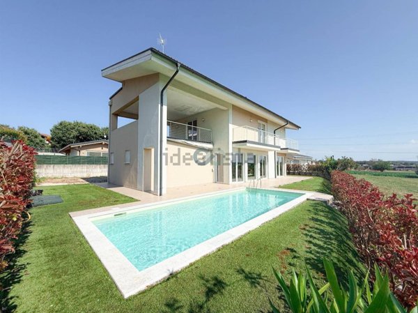 casa indipendente in vendita a Lonato del Garda in zona Castel Venzago