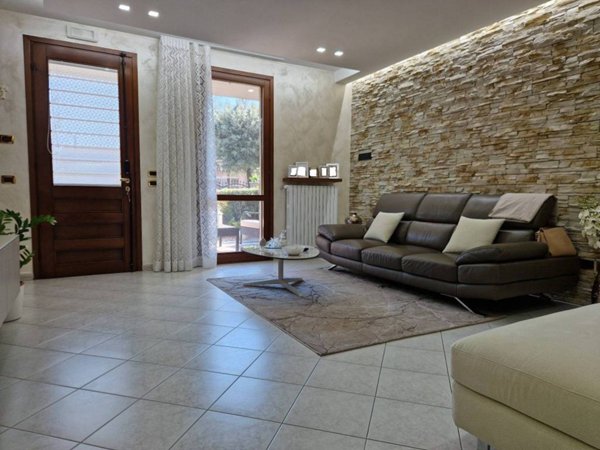 casa indipendente in vendita a Lonato del Garda