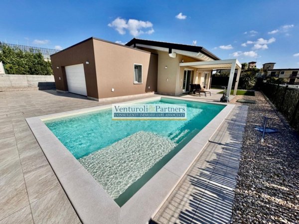 casa indipendente in vendita a Lonato del Garda in zona Centenaro
