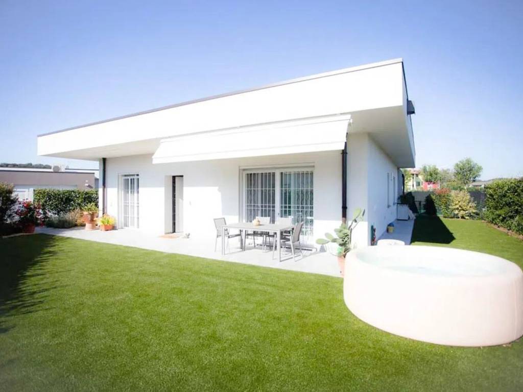 casa indipendente in vendita a Lonato del Garda
