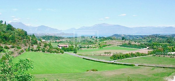 negozio in vendita a Lonato del Garda in zona Maguzzano