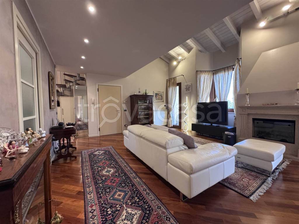 appartamento in vendita a Lonato del Garda in zona Centenaro