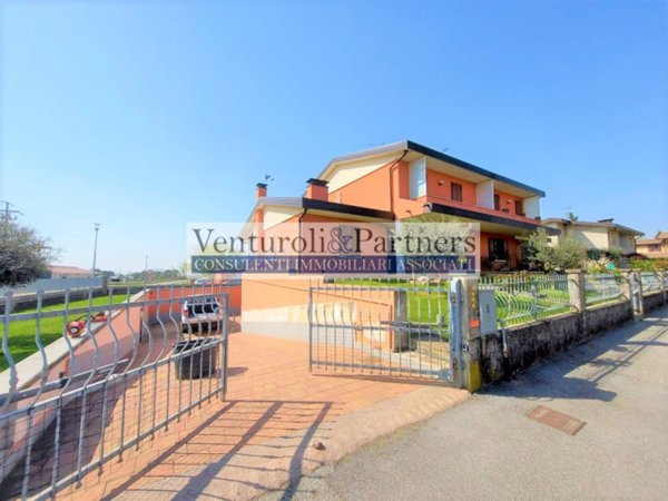casa indipendente in vendita a Lonato del Garda in zona Esenta
