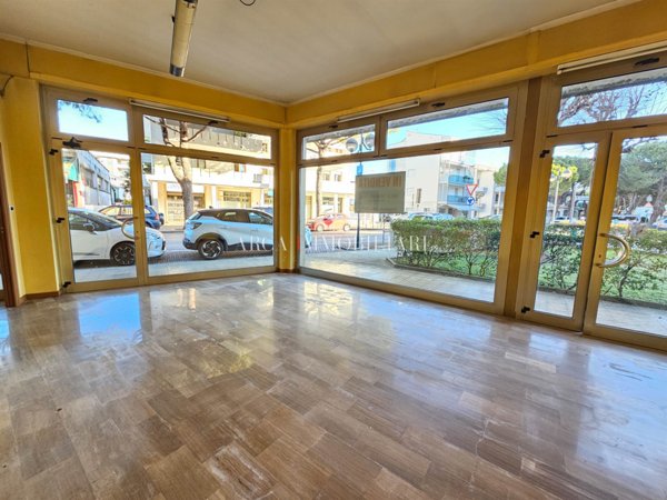 negozio in vendita a Lonato del Garda in zona Lido