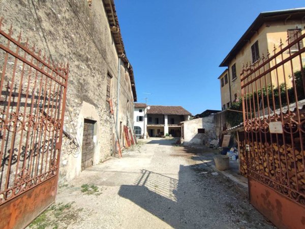 casa indipendente in vendita a Lonato del Garda in zona Sedena